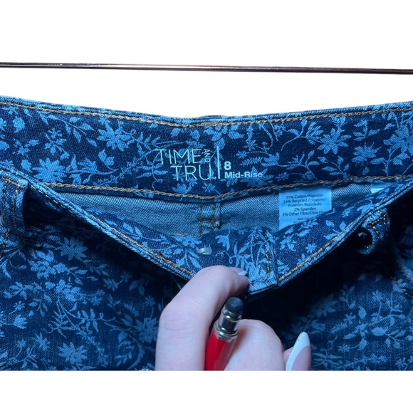 TIME AND TRU Mid Rise Floral Denim Shorts 8 NWOT - Picture 3 of 7